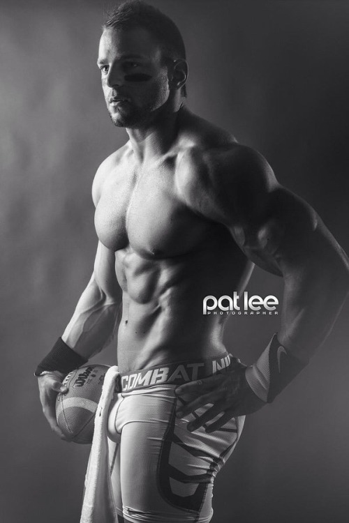 barbellsandbuttholes:  sportslife76:Eric Janicki by Pat Leehttp://sportslife76.tumblr.com His bicep insertions are insane