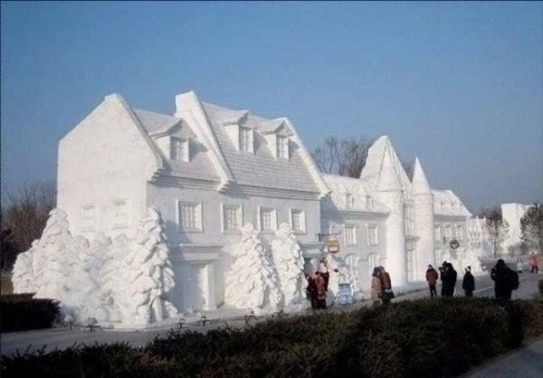 Magnifiques sculptures en neige !