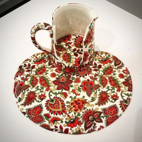x-heesy: Livia Marin, Chilean born artist imagines a whole new world for cups and teapots in her ser