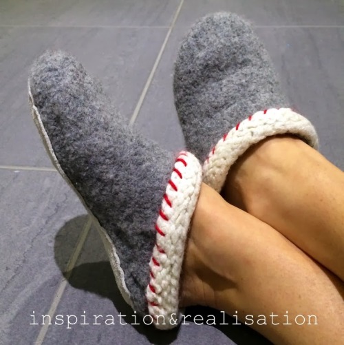 DIY Knit Felted Slipper Clogs with Leather Soles Tutorial from inspiration &amp; realisation here. D