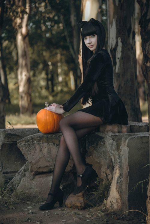  • Photography: fanored • Model: maysakaali By October, the pumpkins were very big and very orange&l