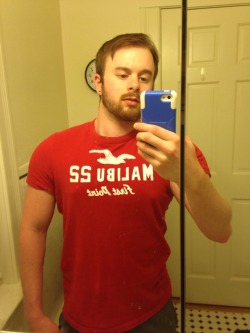 cloudfreed:This shirt I got from my boyfriend makes me look jacked. My neck is slowly disappearing