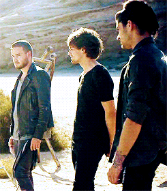 yziam:Zayn making sure liam pays attention to the director.