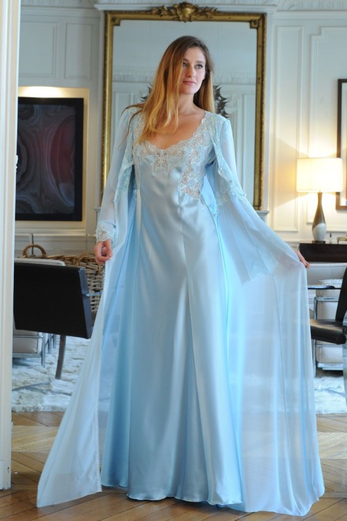 sexysilkysatinystuff: Gorgeous Silk Gown Yes please
