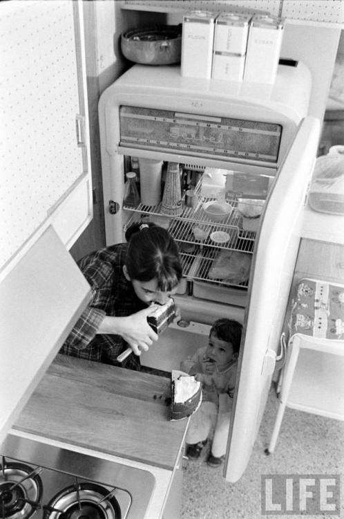 Raiding the fridge(Leonard McCombe. 1963?)