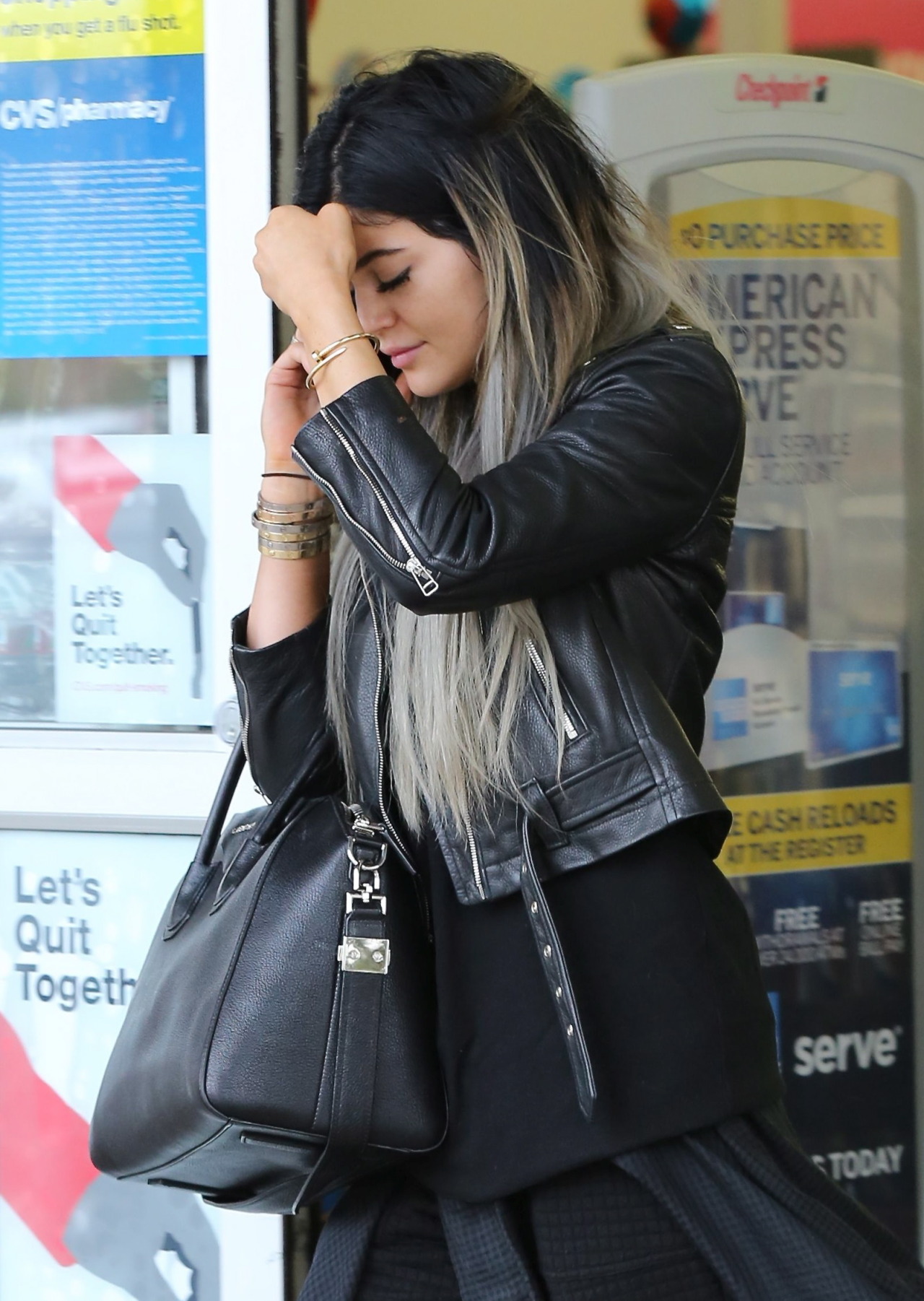 jenner-news:  11.11.14: Kylie shopping at CVS Pharmacy in LA [HQS] 
