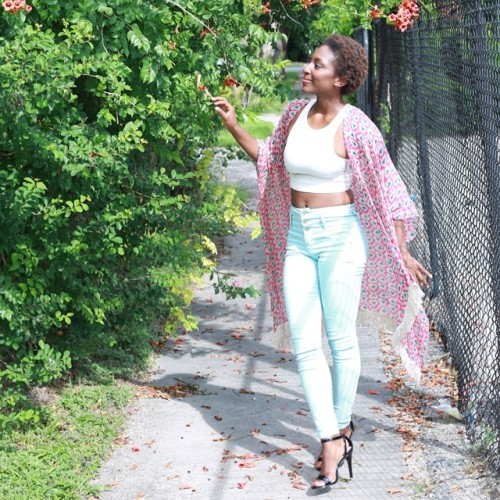 misshollyrose: thecaliforniabetty.wordpress.com/2014/06/21/pretty-spring-shawl-diy/ #ootd #di