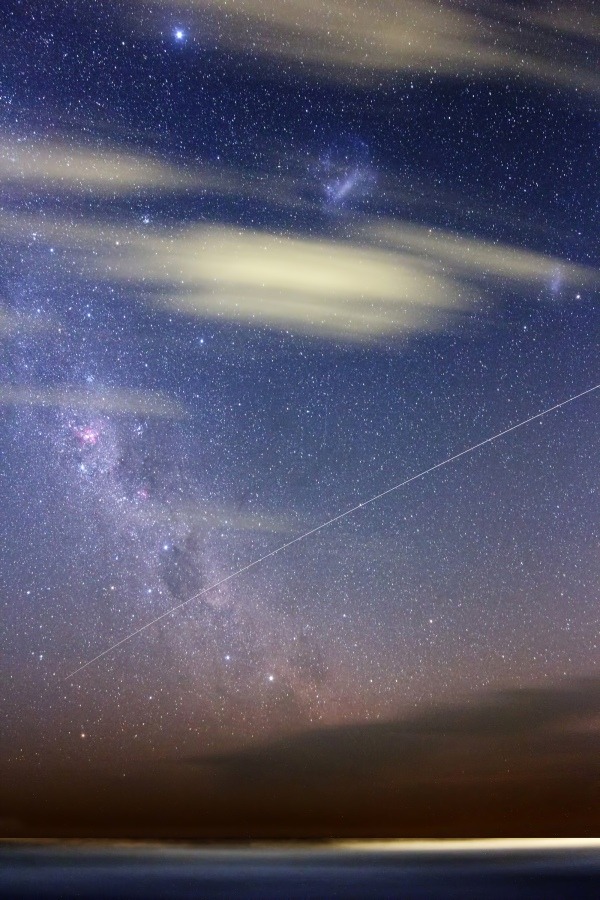 elrastrodetusangreenlanieve:  Southern sky and the ISS, the Seahorse, a dust structure