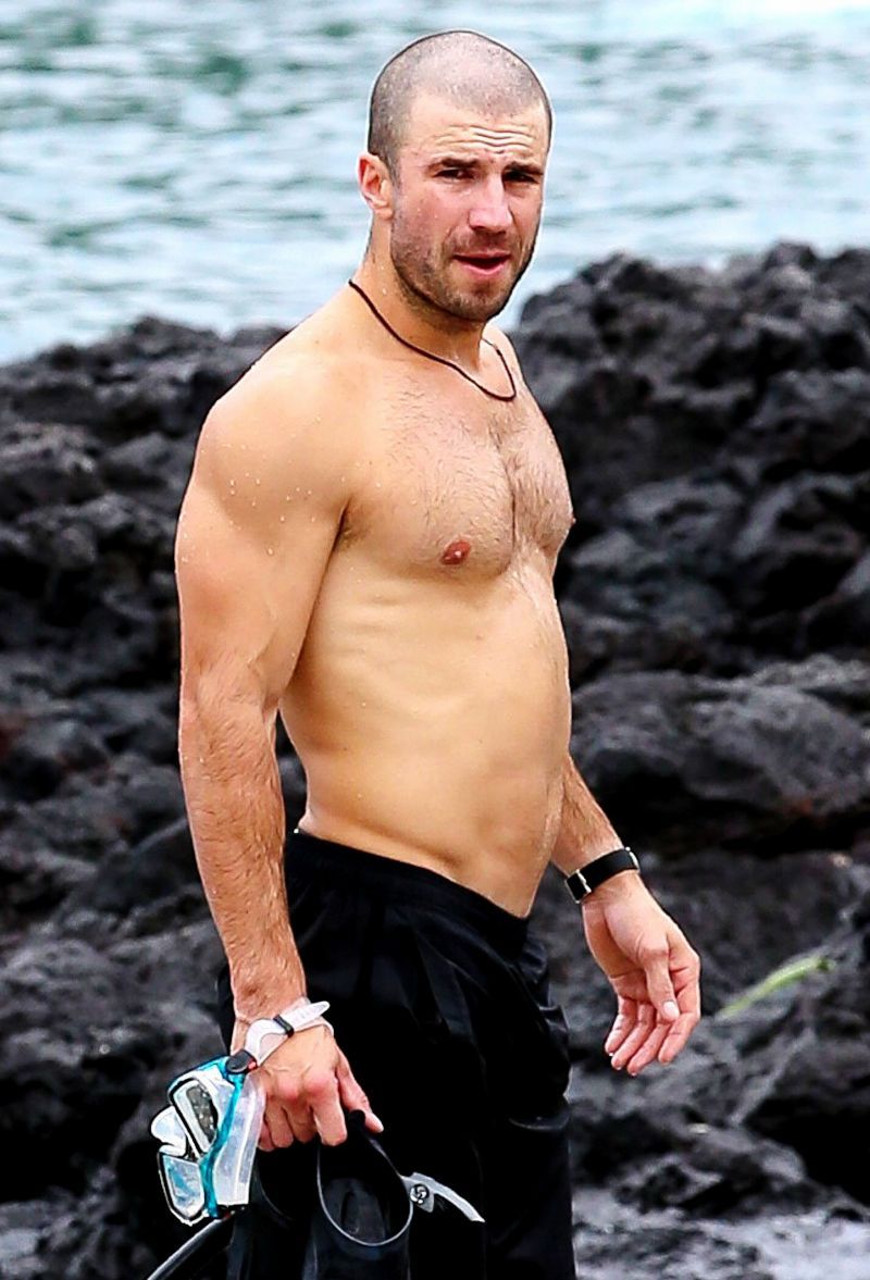 celebrityboyfriend:  Sam Hunt with new buzzcut in Hawaii