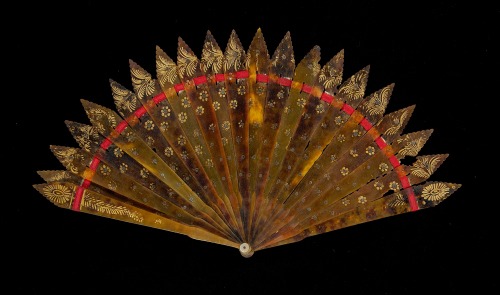ephemeral-elegance: Painted Tortoiseshell Brisé Fan, ca. 1820-29 via The Met