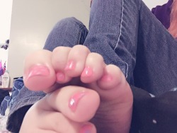 sarahsfeet:  Pink toes with purple spots!