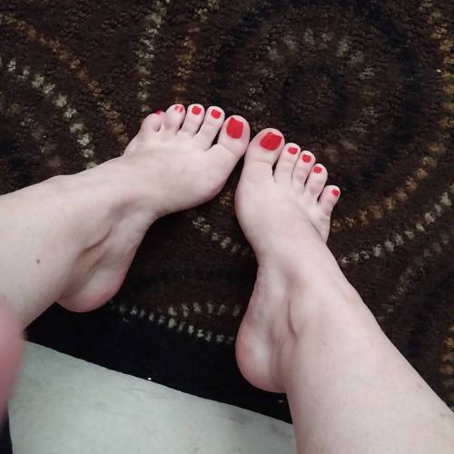feeteverywhere: @ashleysoles #footmodel #feetnation #prettyfeet #pedicure #lovefeet #nails #lovefeet