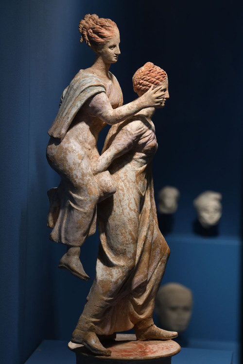 romegreeceart: Another pic depicting ephedrismos players* Corinth* 4th century BCE* terracotta* Alla