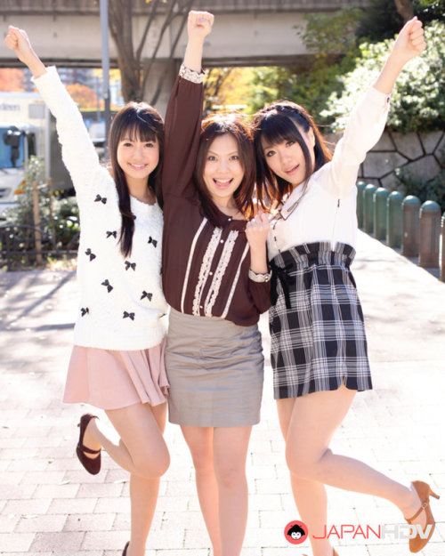 Kotomi Asakura, Chise Aoba and Tsubaki Housho are playful and happy for JapanHDV!