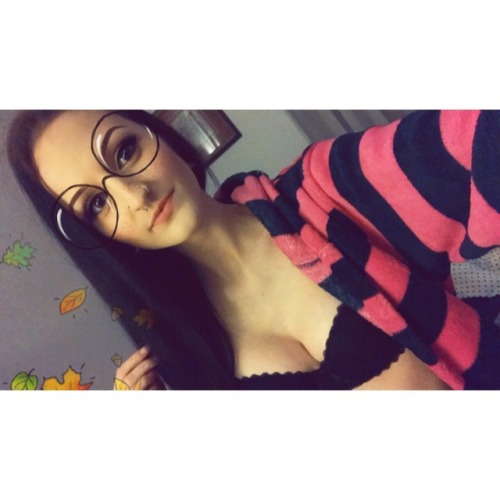 cheeky-babygirlx: Happy 3k followers to me! Here’s my face
