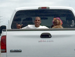hellyeahbeyonce:The Carters spotted in Hawaii