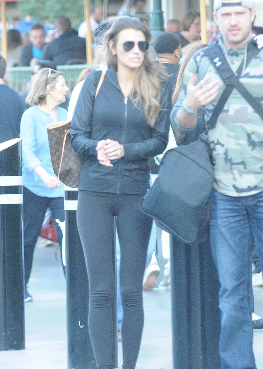 A little out of focus but still a nice camel toe.