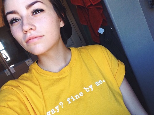 auburnbrown:  i look good & i love my shirt 😻