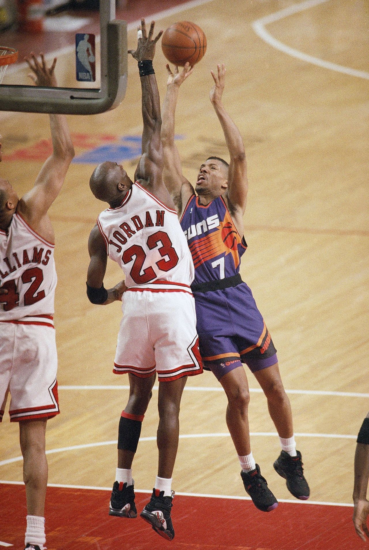 Michael Jordan going for a block vs Kevin Johnson in the 1993 NBA Finals.
See more at: jordanforlife23.tumblr.com