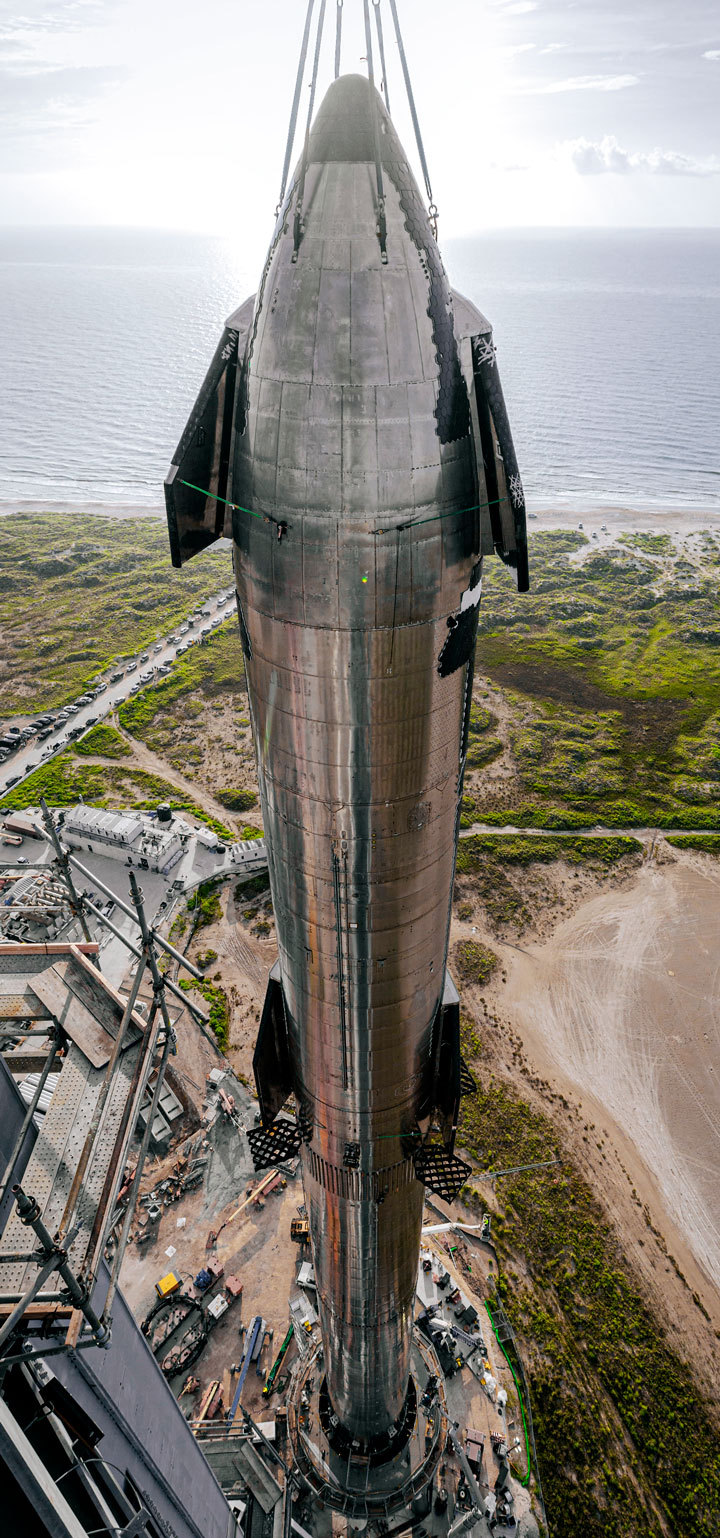 SpaceX рассчитывает запустить 120-метровый Starship в свой первый орбитальный испытательный полет в ближайшие месяцы. Credit: SPACEX