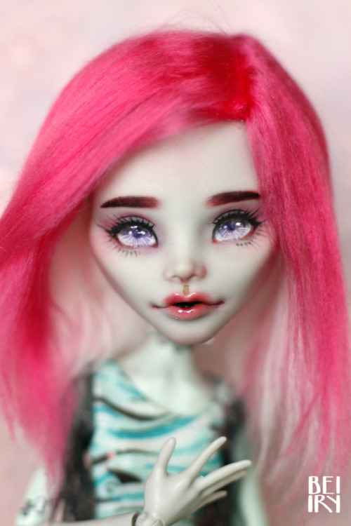 For sale  Monster High OOAK Ghoulia Yelps repaint custom doll HEAD!! 