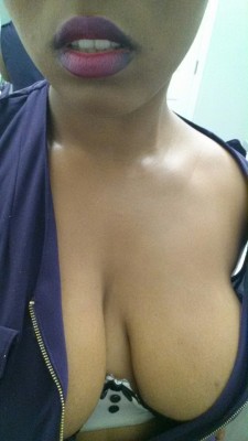 ebonywankbank:  mrsmightymaam:  I need someone to fuck my face and mess up my lipstick.  mrsmightymaam   Oh yes, I can help