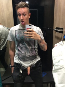 dudewiththedragontattoo:  Changing room fun 😜