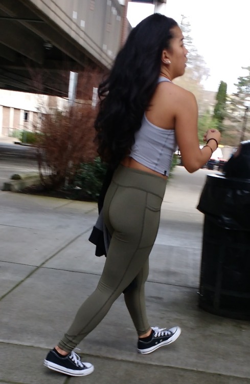 candid college girl with nice booty in yoga pants