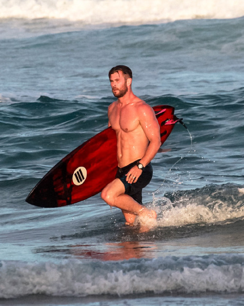 chrishemswrth:CHRIS HEMSWORTH in Byron Bay, Australia (February 9, 2019)