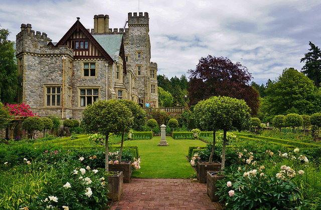 sing-a-song-o-sixpence:  Laurus topiary in the formal garden near the residence by