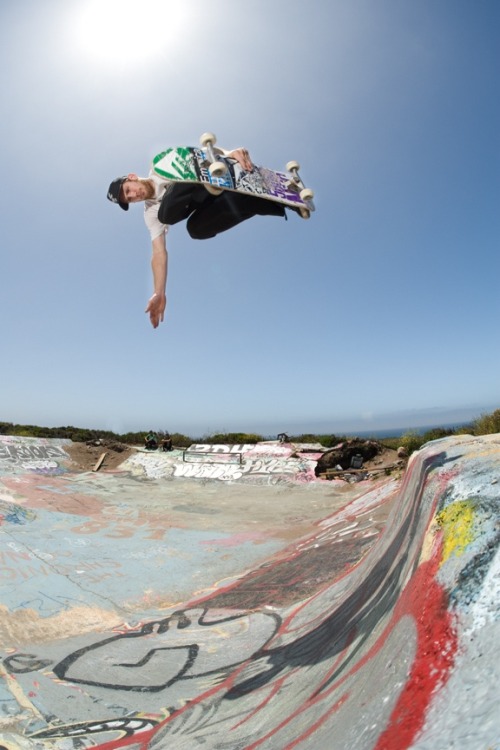 xrtiz:  vv-eird:  (click here for a fucking sick skate blog)  —