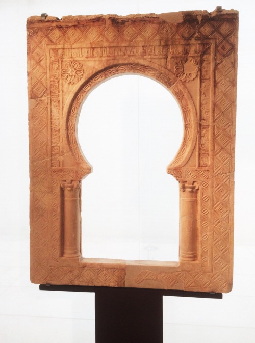 Marco de ventana era musulmana, Museo de Medina Azahara, Córdoba, 2016.Twenty or so kilometers out o