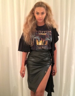 snatchingyofav:  Bey looks like a teenager 😳 