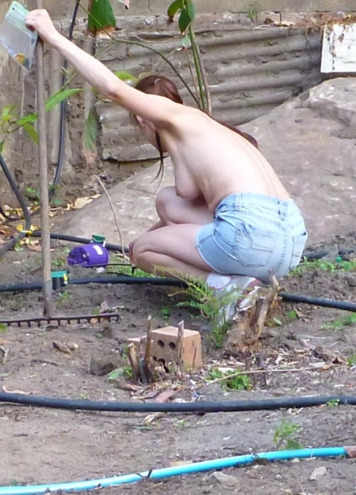 exhibitionamateur:Nude Gardening