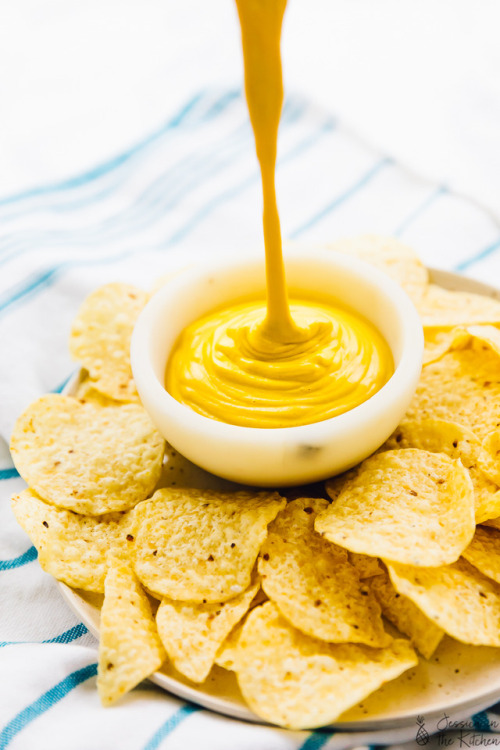 deliciousvegetarianfoods:(via Vegan Cheese Sauce (+ 5 Ways to Use It))