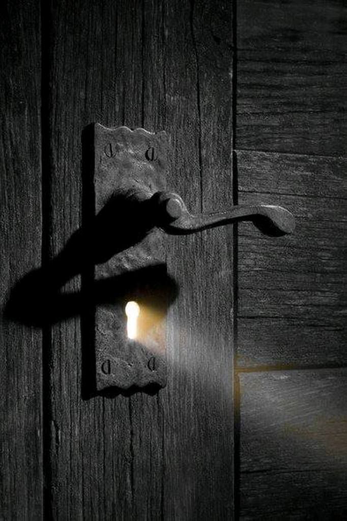 vkgldarknoir:  One little ray of light… through the darkness. 