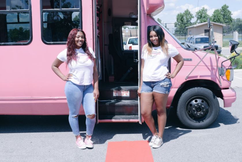 onlyblackgirl: the-real-eye-to-see:    On the bus the girls can get their nails/toes