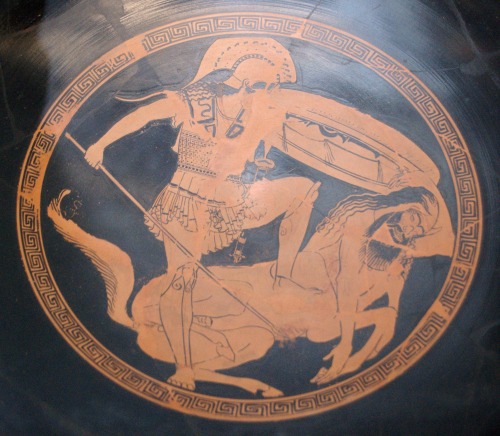 A warrior slays a centaur.  Tondo of an Attic red-figure kylix, attributed to the Foundry Paint