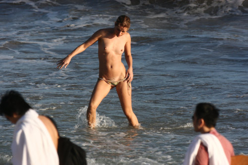 toplessbeachcelebs:  Julie Ordon (Model) swimming topless in St. Bart’s (December 2007) - Part II