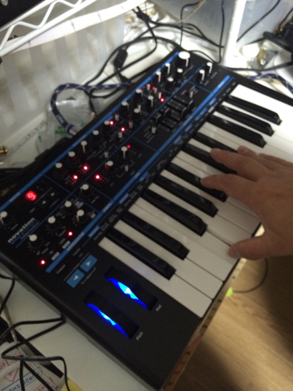 volkabrothers:  新機材。 novation bassstation2、面白すぎてずーっと触ってました。