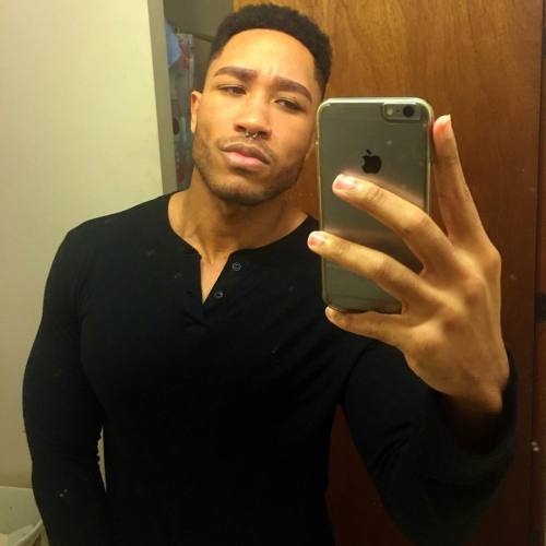 shigod:  Everybody should have at least one dirty mirror picture. Lol 😅  