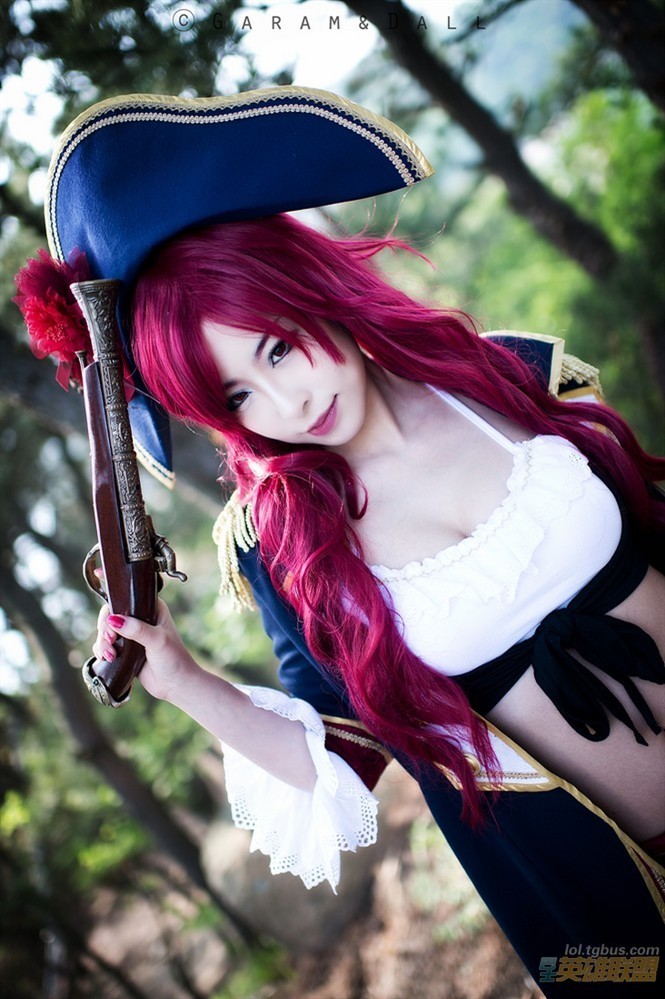 league-of-legends-sexy-girls:  Miss Fortune Cosplay #1 http://lol.tgbus.com/tu/cos/208670.shtml