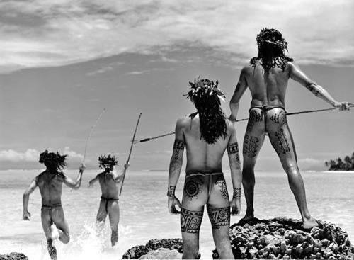 zenxyf: 【大溪地島Tahiti】有“海上仙島”的美称。甚至是著名探險家庫克船長當初發現的地點，當地的風土民情仍然保持著傳統的特色。著名攝影師Gian  Paolo Barbieri 掌镜。  我在@ 森林画册 