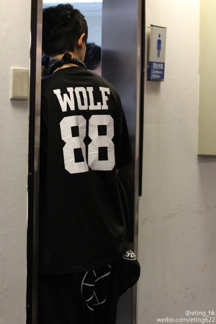 12exoterrestrials:  There were too many fans outside the toilet so Chanyeol placed himself at the door so that fans couldn’t take any photos of his members inside. Sweet. cr. eting_hk 