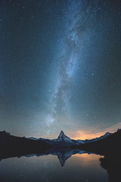 visualechoess:  Matterhorn Milky way - by: Roman Burri