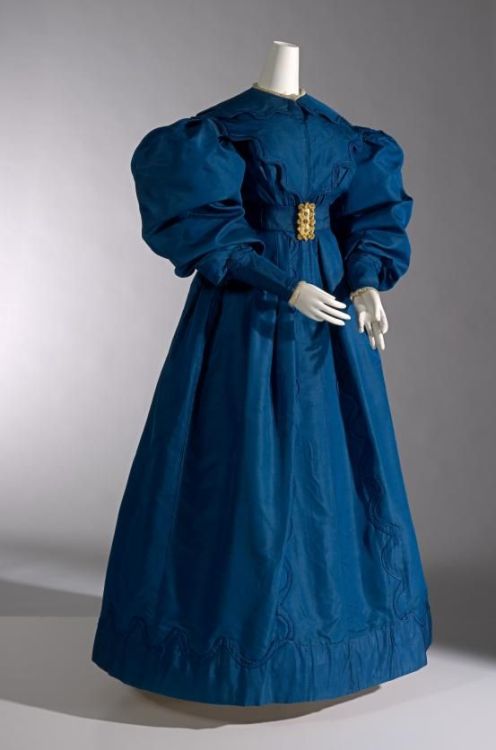 1830s Walking dressbgc, 10 swatchesi was bored today and saw a pretty 1830s dress and thought i’d ma