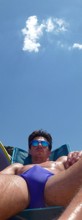 hpboy123:  Hottie under the sun.Thank you for reblogging, share and follow me. Discover great quality bulges here ->http://hpboy123.tumblr.com 