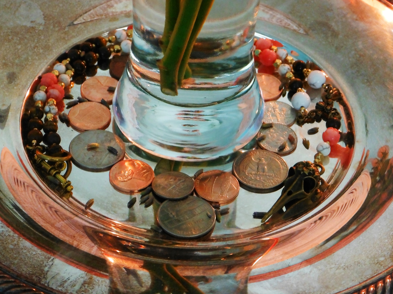 thelivingwiccan:  bouquetsofperfumedstars:  Altar porn time!  The roses are an offering