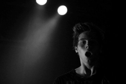 anyyoa: Luke Hemmings on stage x