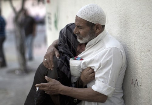 fotojournalismus:
“Day 23: Israel strikes on another UN school serving as a refugee shelter & crowded market in Shejaiya during ceasefire as Gaza death toll passes 1,350 | July 30, 2014
Faiza Al-Tanboura had not spoken for 21 days since a missile...